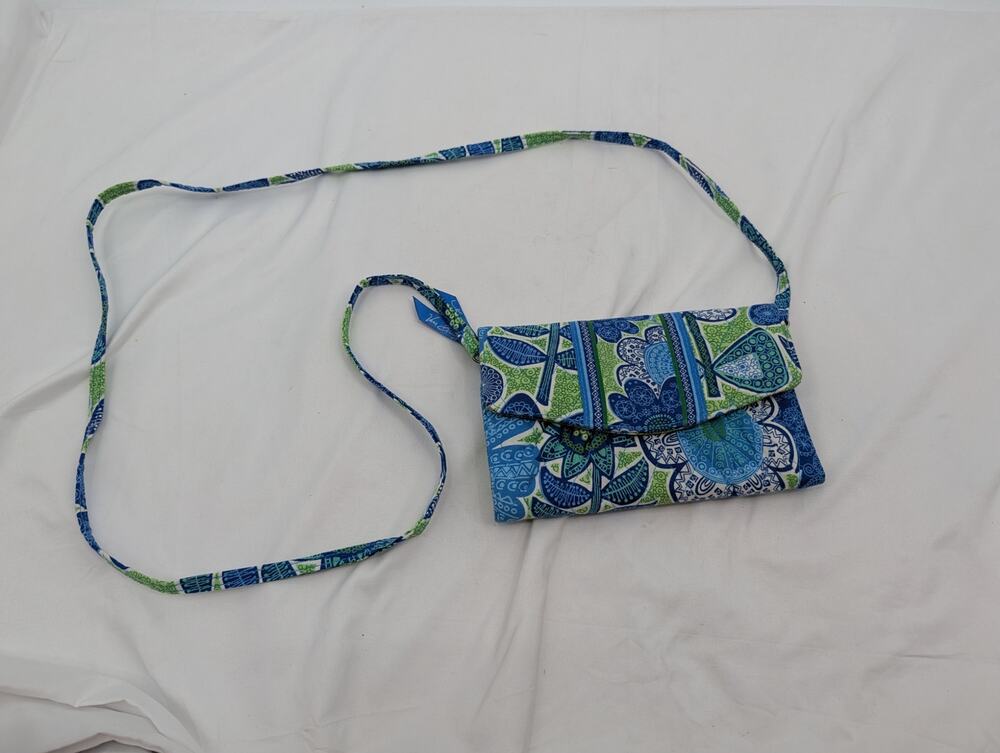 Vera Bradley Doodle Daisy Pattern Crossbody Removeable Strap Wallet Purse